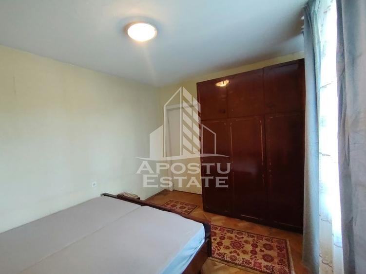 Apartament cu 3 camere semidecomandat, mobilat în Central