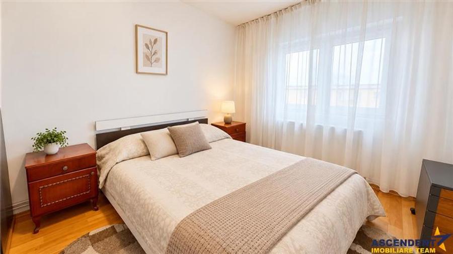 Apartament cu 3 camere decomandat, mobilat în Tractorul