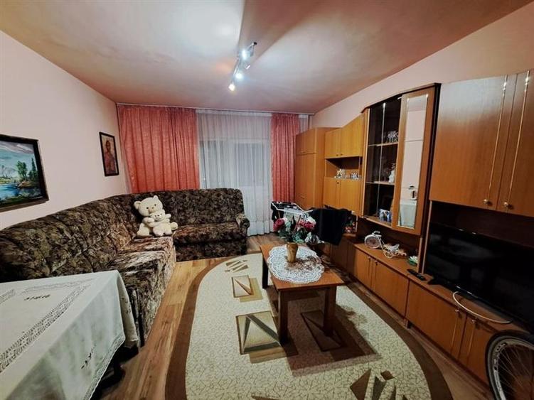 Apartament cu 3 camere decomandat, mobilat în Noua