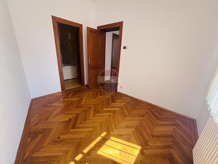 Casă individuală cu 4 camere cu Teren 200 Mp în Dorobanți