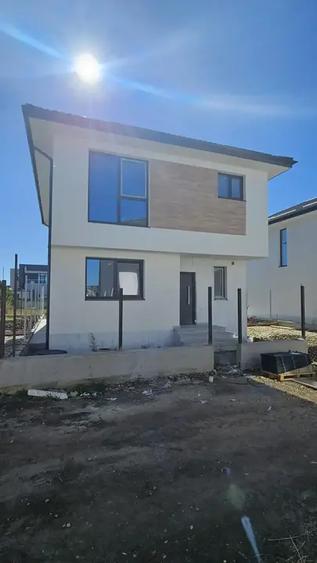 Casă cu 4 camere cu Teren 250 Mp în Odăi
