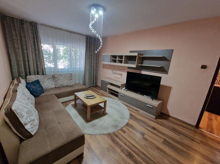Apartament cu 3 camere decomandat în Aradului