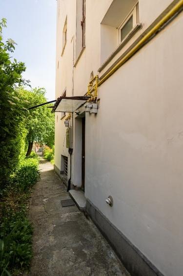 Casă cu 14 camere cu Canalizare în Centrul Istoric