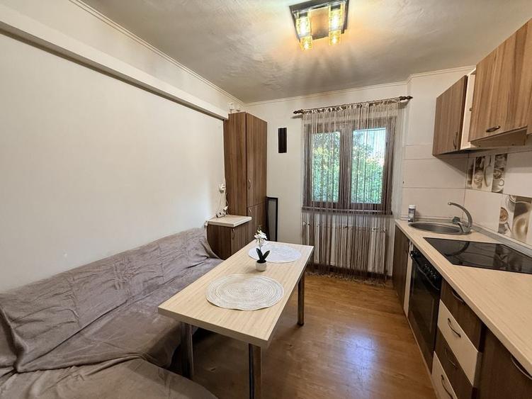 Apartament cu 3 camere semidecomandat în Dacia