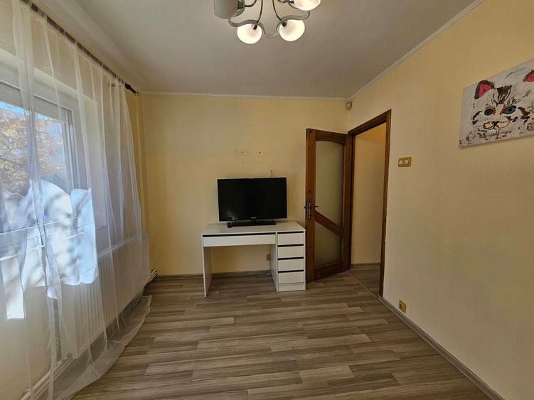 Apartament cu 4 camere decomandat, mobilat în Casa de Cultură