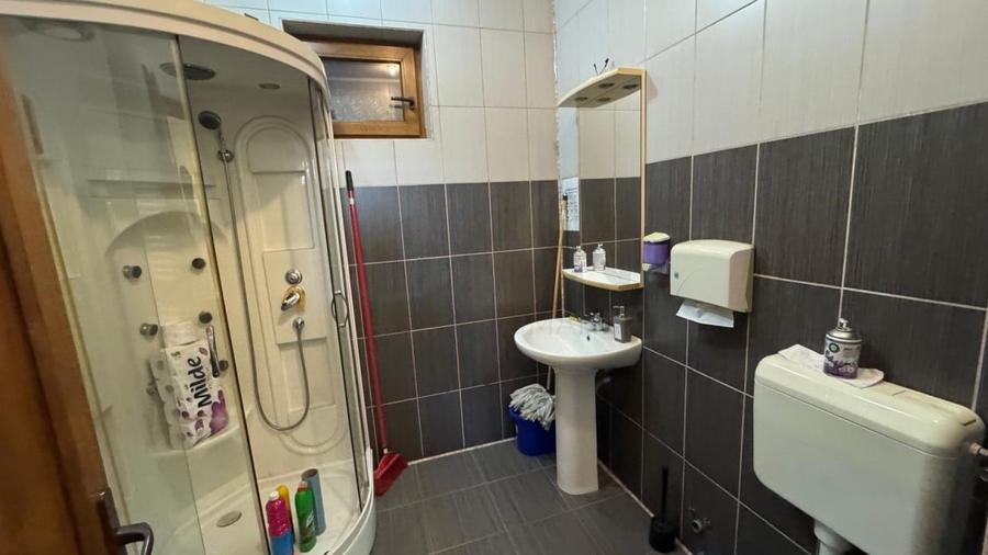 Casă individuală cu 8 camere cu Canalizare în 1 Mai