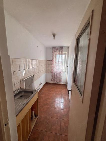 Apartament cu 3 camere semidecomandat în Cet