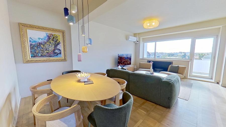 Apartament cu 3 camere semidecomandat în Calea Victoriei