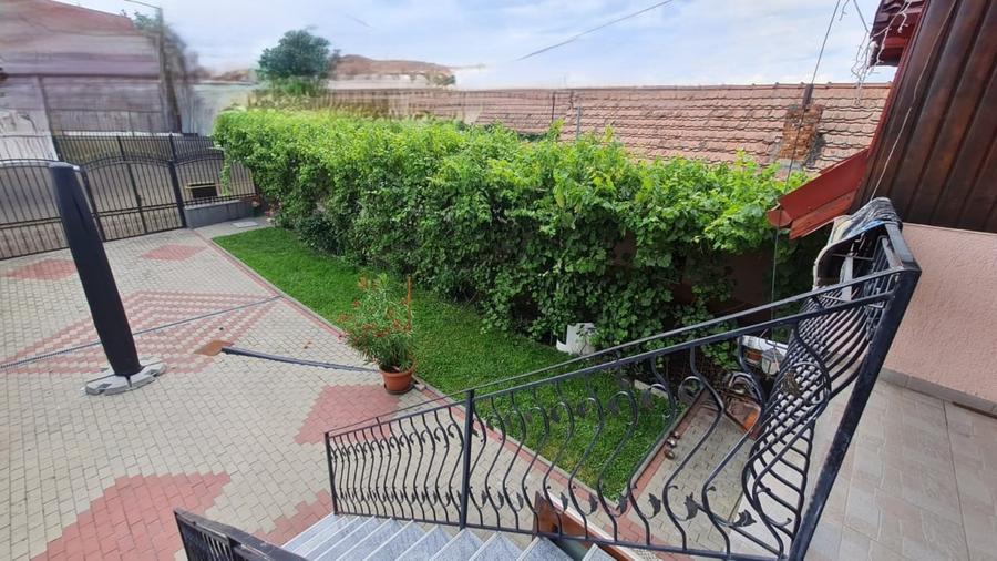Casă cu 5 camere cu Teren 450 Mp în Trei Stejari