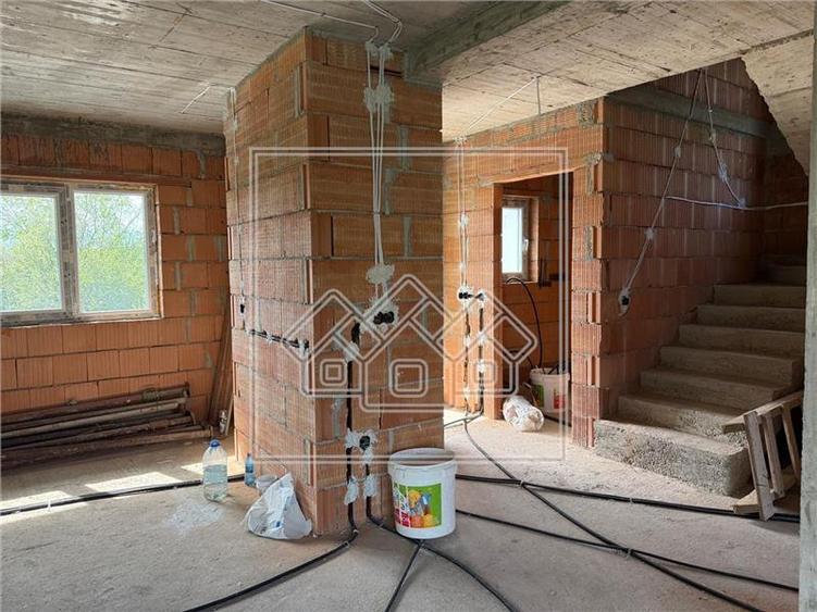 Casă individuală cu 5 camere cu Canalizare în Șelimbăr