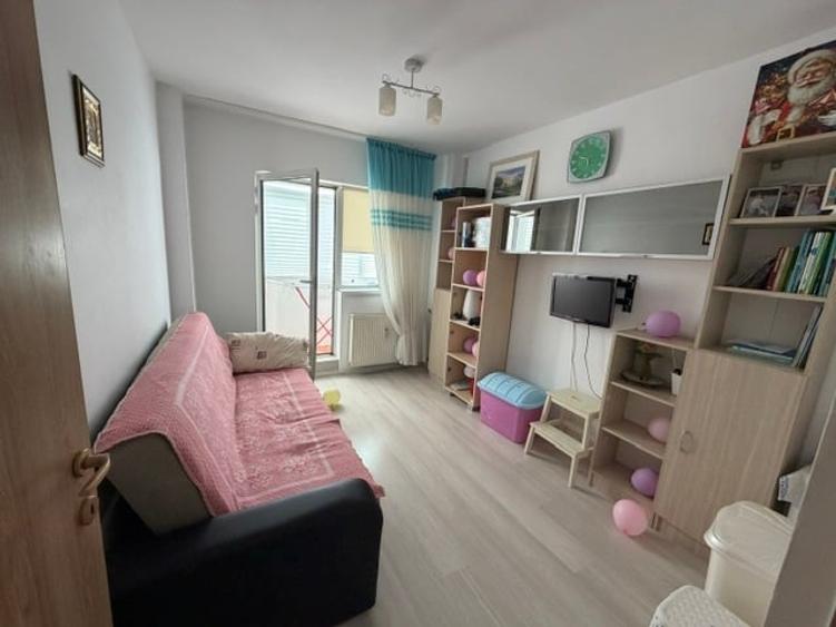 Apartament cu 4 camere semidecomandat în Tineretului