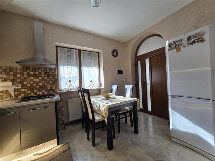 Casă cu 2 camere cu Teren 200 Mp în Podul de Fier