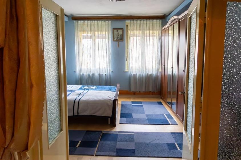Casă individuală cu 5 camere cu Teren 990 Mp în Periferie