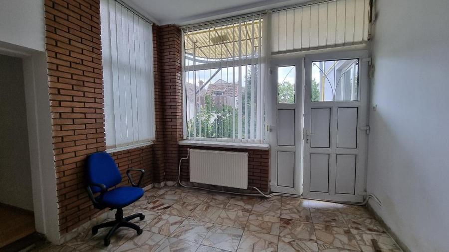 Casă individuală cu 7 camere cu Canalizare în Semicentral