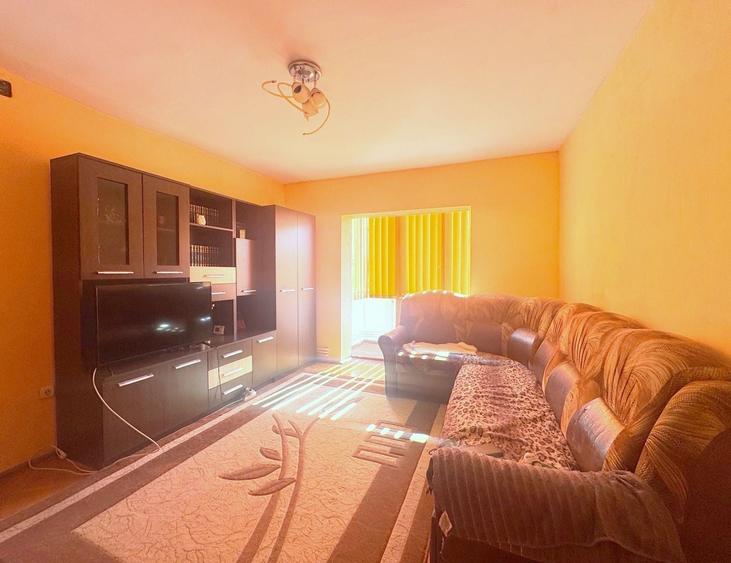 Apartament cu 3 camere semidecomandat, mobilat în Girocului