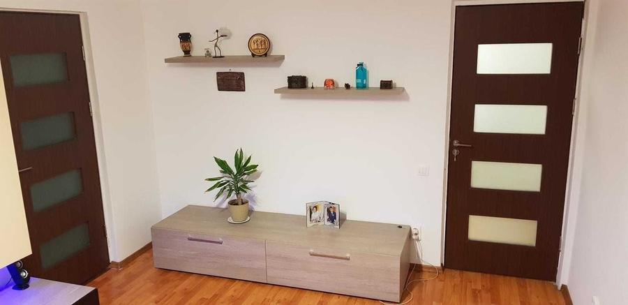 Apartament cu 2 camere semidecomandat în Craiovița Nouă