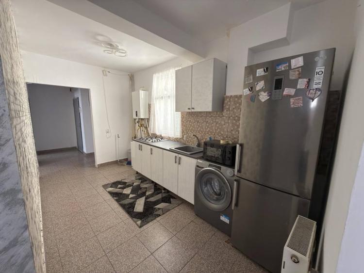 Apartament cu 4 camere semidecomandat, mobilat în Central