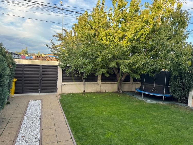 Casă individuală cu 4 camere cu Canalizare în Preajba