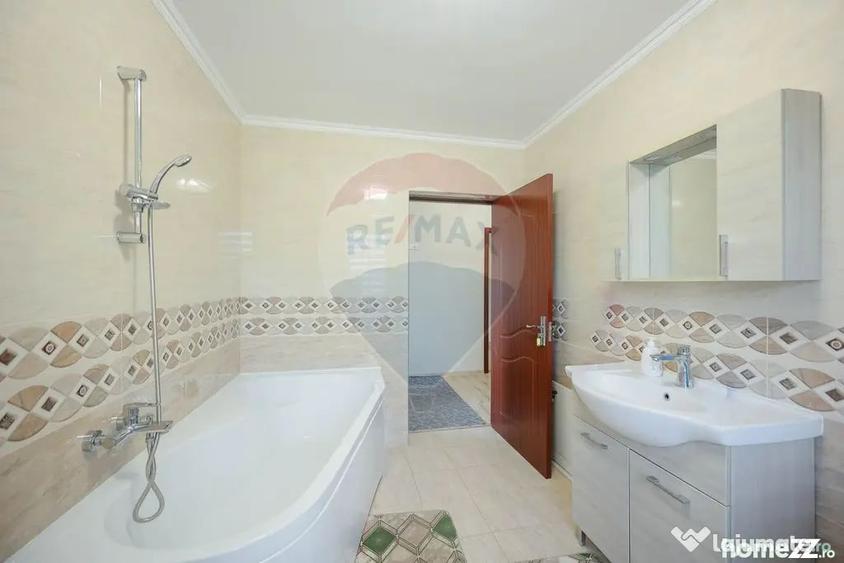 Casă cu 7 camere cu Teren 600 Mp în Haieu