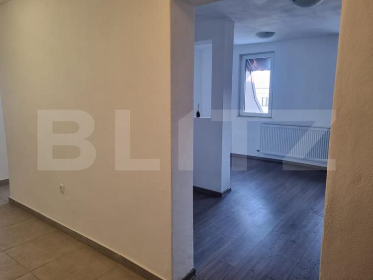 Apartament cu 3 camere semidecomandat în Est