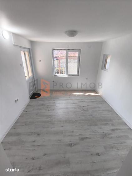 Casă cu 3 camere semidecomandat cu Teren 844 Mp în Pietroasele