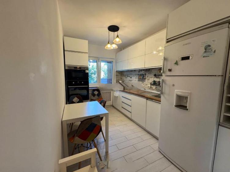 Apartament cu 3 camere semidecomandat în Câmpia Libertății