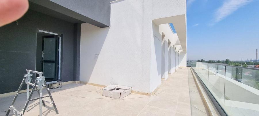 Penthouse cu 3 camere decomandat în Nord-Est