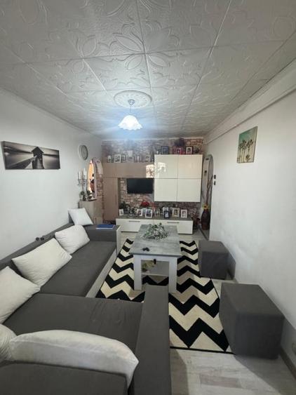 Apartament cu 4 camere semidecomandat în Craiovița Nouă