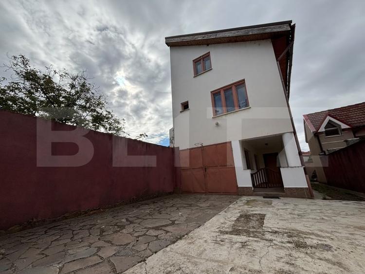 Casă individuală cu 5 camere cu Canalizare în Rogerius