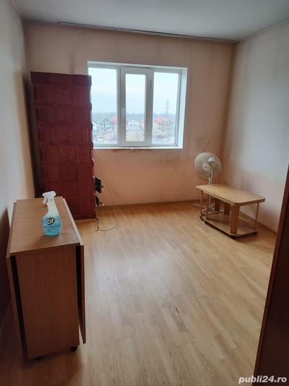 Apartament cu 3 camere semidecomandat în Sulina