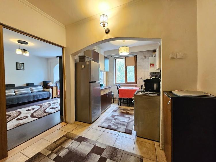 Apartament cu 3 camere semidecomandat în Calea București