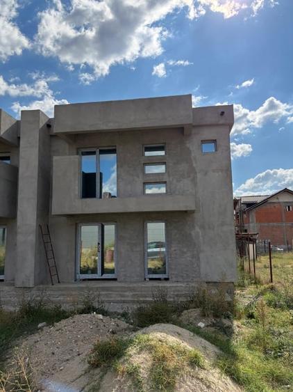 Duplex cu 5 camere cu Canalizare în Exterior Nord