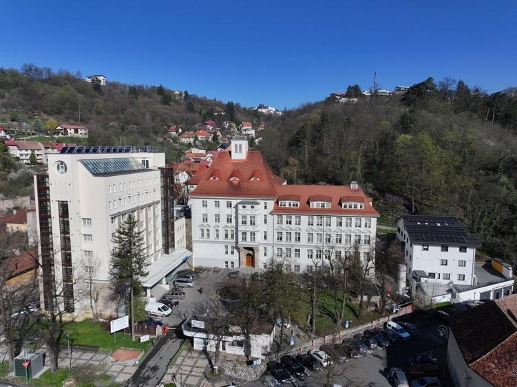 Casă individuală cu 6 camere cu Canalizare în Central