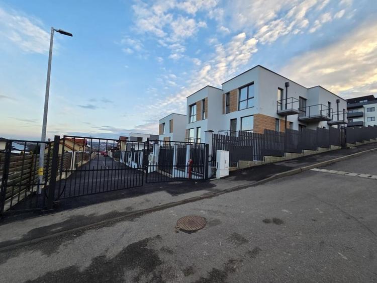 Duplex cu 4 camere cu Canalizare în Dâmbul Rotund