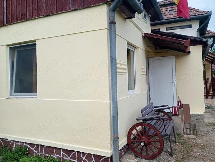 Casă cu 5 camere cu Teren 1100 Mp în Subcetate