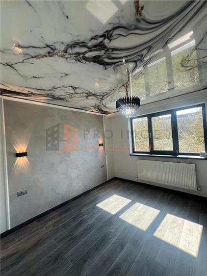 Apartament cu 3 camere semidecomandat în 1 Decembrie
