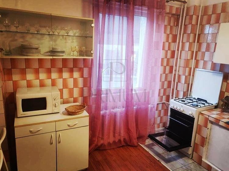 Apartament cu 3 camere semidecomandat, mobilat în Semicentral