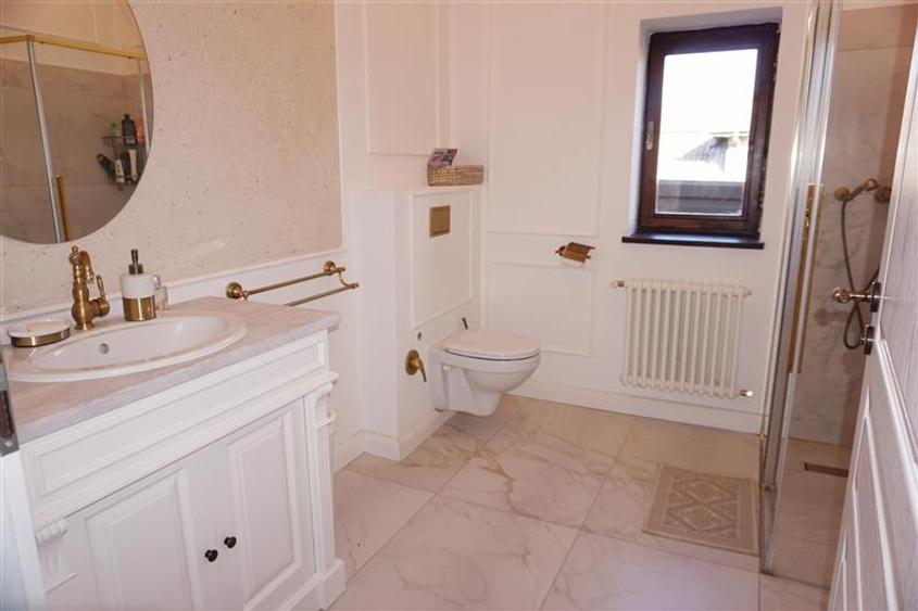 Casă individuală cu 10 camere cu Canalizare în Malu Mare