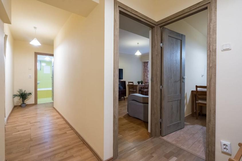 Apartament cu 2 camere decomandat, mobilat în P-ța Victoriei