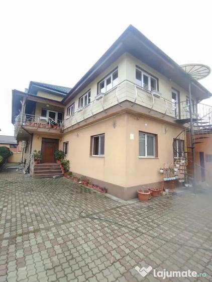 Casă cu 7 camere cu Teren 600 Mp în Central
