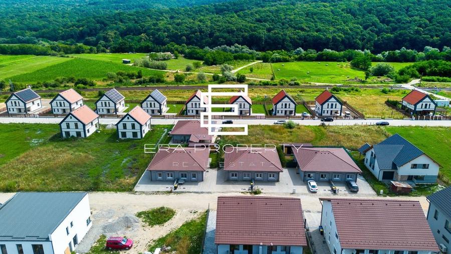 Casă individuală cu 4 camere cu Canalizare în Est