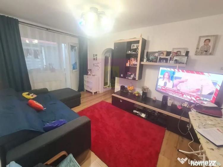 Apartament cu 3 camere semidecomandat în Cuza