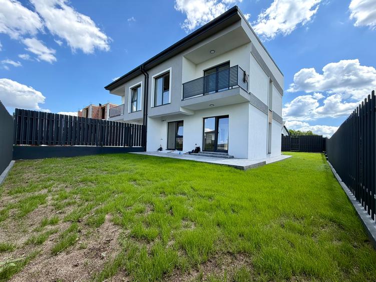 Duplex cu 4 camere cu Canalizare în Bucium