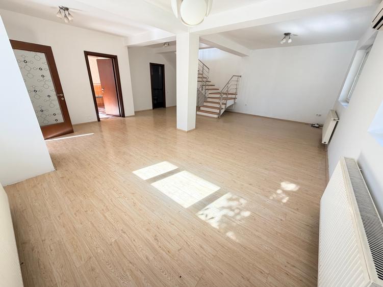 Duplex cu 4 camere cu Canalizare în Central