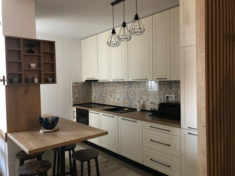 Apartament cu 3 camere decomandat, mobilat în Medicină