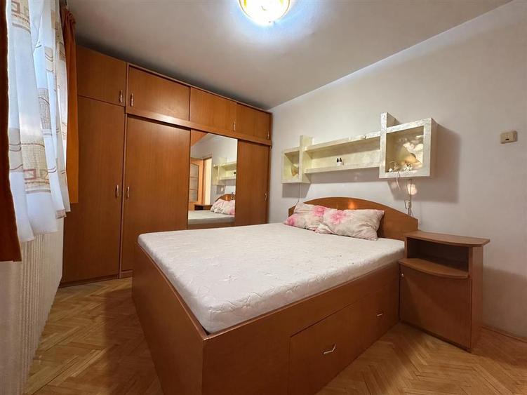 Apartament cu 3 camere semidecomandat în Podu Roș