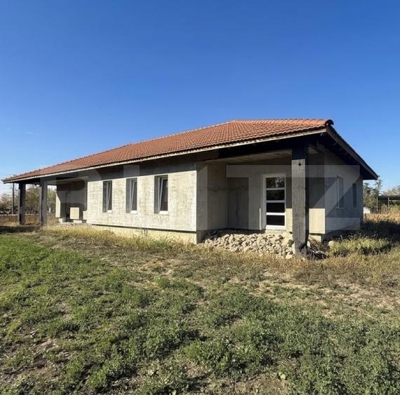 Casă individuală cu 4 camere cu Garaj în Traian