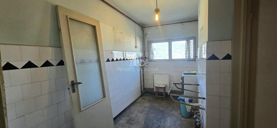 Apartament cu 3 camere decomandat în Est