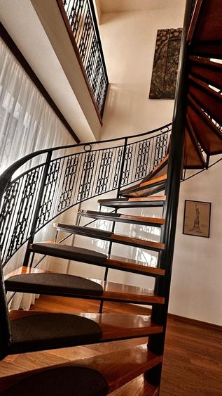 Penthouse cu 3 camere decomandat, mobilat în Mamaia
