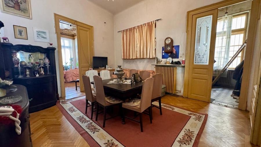 Apartament cu 4 camere decomandat în Calea Victoriei